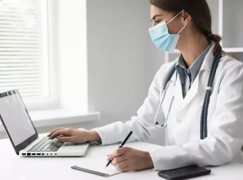 Nos últimos onze anos, o número de mulheres médicas quase dobrou no Brasil. Em 2011, a categoria contava com 141 mil profissionais do sexo feminino, número que passou para 260 mil em 2022.