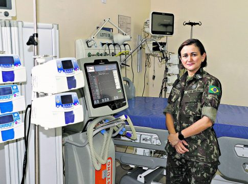 Natural de Abaetetuba, nordeste paraense, a Tenente-Coronel Médica Dinalva Ferreira da Costa do Carmo, tomou posse recentemente do cargo para comandar mais de 300 militares que atuam no espaço ligado à 8ª Região Militar. Foto: Celso Rodrigues/ Diário do Pará.