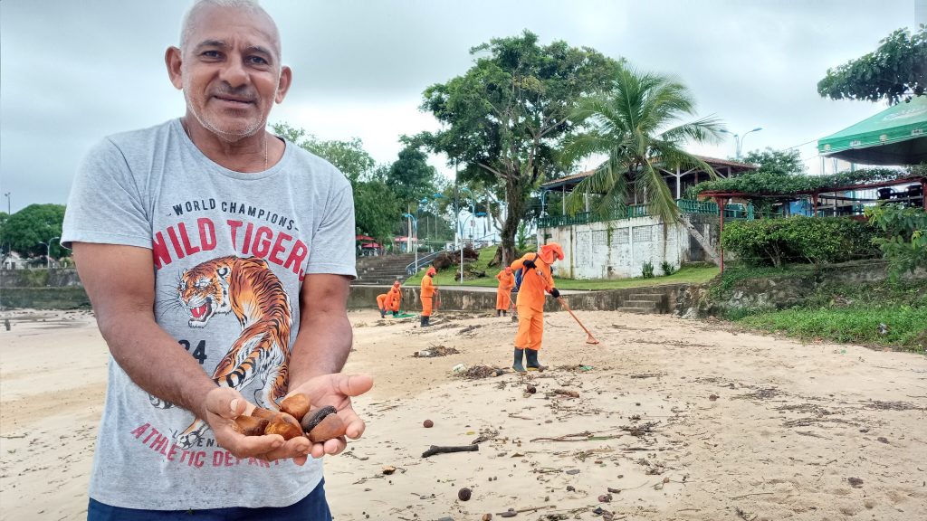 O aposentado Paulo Eduardo Oliveira aproveitou a operação Linha D'água para recolher sementes de andiroba. Foto: Ascom/Ag. Distrital de Mosqueiro
