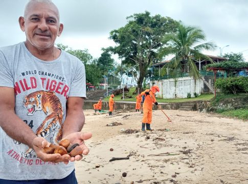 O aposentado Paulo Eduardo Oliveira aproveitou a operação Linha D'água para recolher sementes de andiroba. Foto: Ascom/Ag. Distrital de Mosqueiro
