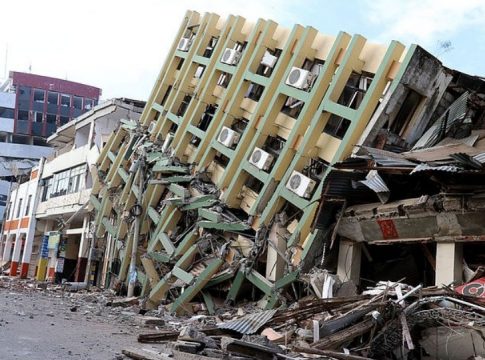 Um terremoto que teve início na tarde deste sábado (18) no Equador atingiu outros três países. Créditos: Agencia de Noticias ANDES/Wikimedia Commons