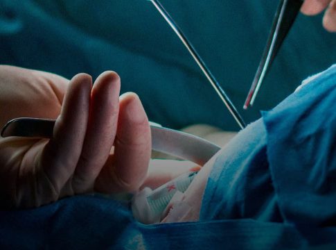 Em decorrência da médica ter optado pela realização do parto normal, o bebê veio a óbito, pelas manobras inadequadas realizadas