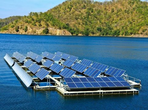 A iniciativa visa construir usinas de energia solar para reduzir a dependência de fontes de energia não renováveis.