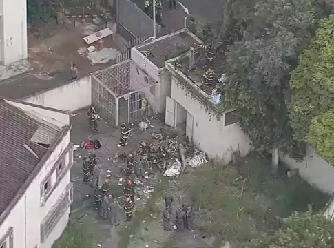 O helicóptero PR-PGC, que pertencia à empresa Helimarte Táxi Aéreo, caiu por volta das 14h35 desta sexta-feira (17) no bairro da Barra Funda, na zona oeste da capital paulista. Foto: Divulgação