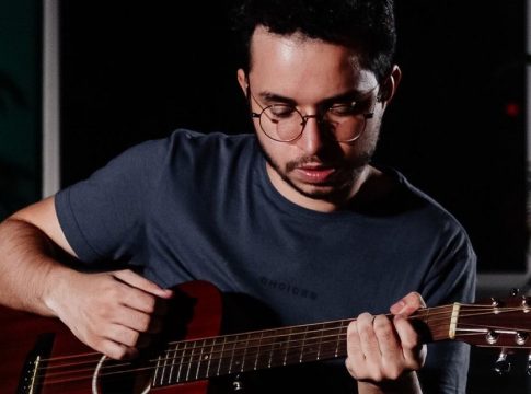 Músico com experiência em bandas cover de indie rock, Igor Mendes gravou só em home studio. FOTO: @monteirofotobelem