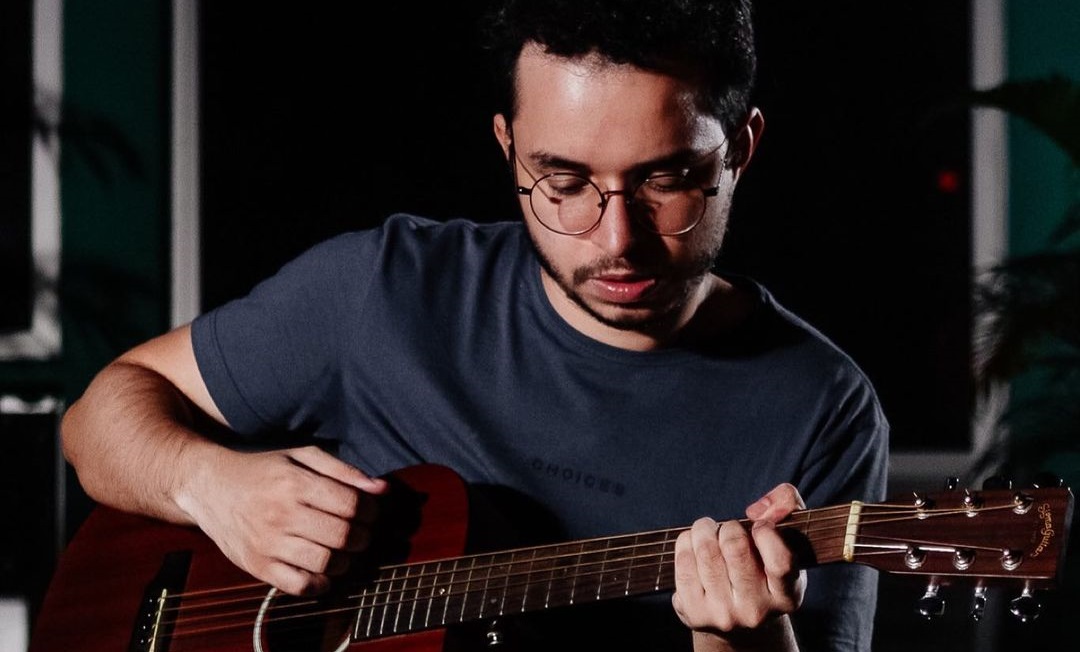 Músico com experiência em bandas cover de indie rock, Igor Mendes gravou só em home studio. FOTO: @monteirofotobelem