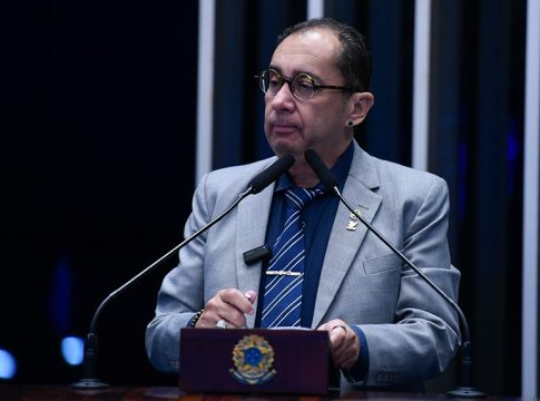 Senador Jorge Kajuru chama ouvir Wanessa e Zezé Di Camargo de 'tortura' e gera polêmica nas redes; críticas dividem opiniões no Brasil.