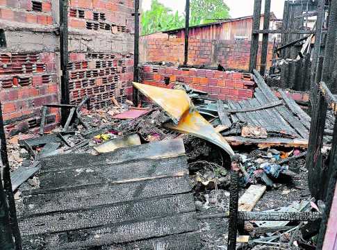 O fogo começou por volta das 20h de sábado e logo se alastrou, atingindo as casas. Incêndio pode ter sido criminoso. Segundo a Defesa Civil Municipal, seis famílias tiveram perda total de seus imóveis. Foto: Ricardo Amanajás / Diario do Pará