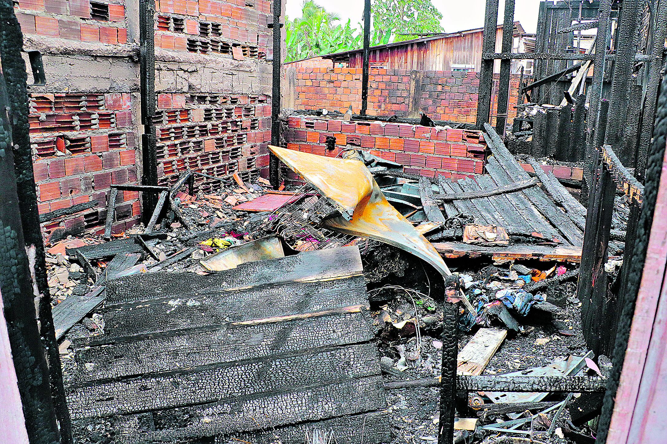 O fogo começou por volta das 20h de sábado e logo se alastrou, atingindo as casas. Incêndio pode ter sido criminoso. Segundo a Defesa Civil Municipal, seis famílias tiveram perda total de seus imóveis. Foto: Ricardo Amanajás / Diario do Pará