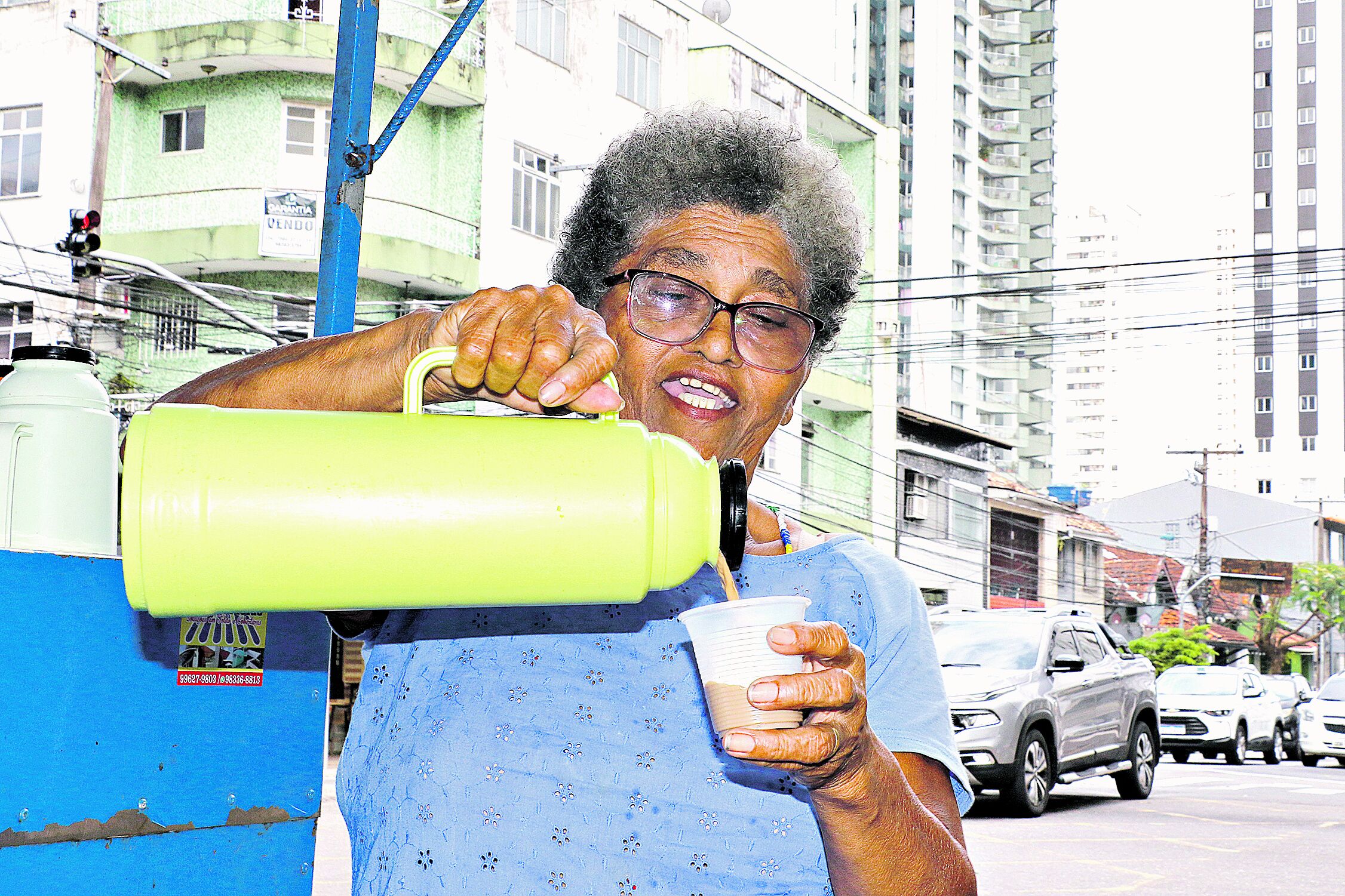 Vera Lúcia vende café da manhã para ajudar nas contas de casa. Foto: Celso Rodrigues/ Diário do Pará.