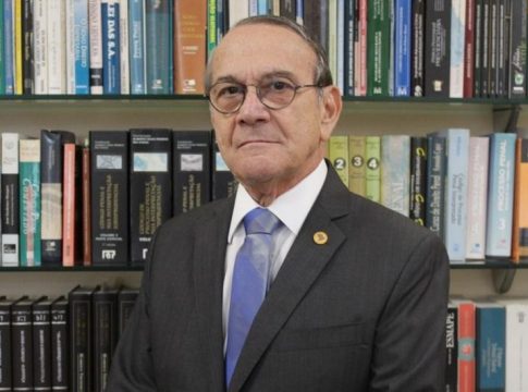 O magistrado e escritor diz que um único conto transformou-se naturalmente em elaborada trama. FOTO: DIVULGAÇÃO