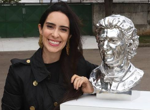 Lalalli Senna diz que obra em alumínio, com 3,5 metros, é para refletir nos visitantes aquilo que Ayrton representa para o povo brasileiro. FOTO: fábio falconi/divulgação
