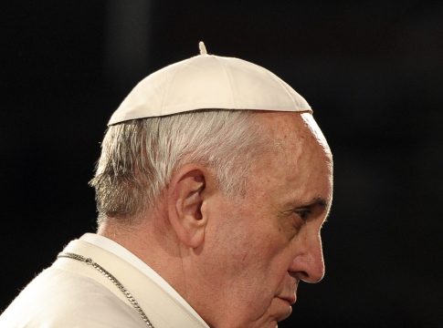 o Pontífice solicitou a bispos italianos que não aceitassem seminaristas homossexuais, afirmando que os meios religiosos estavam "cheios de viadagem".  Foto: Vatican News/Divulgação