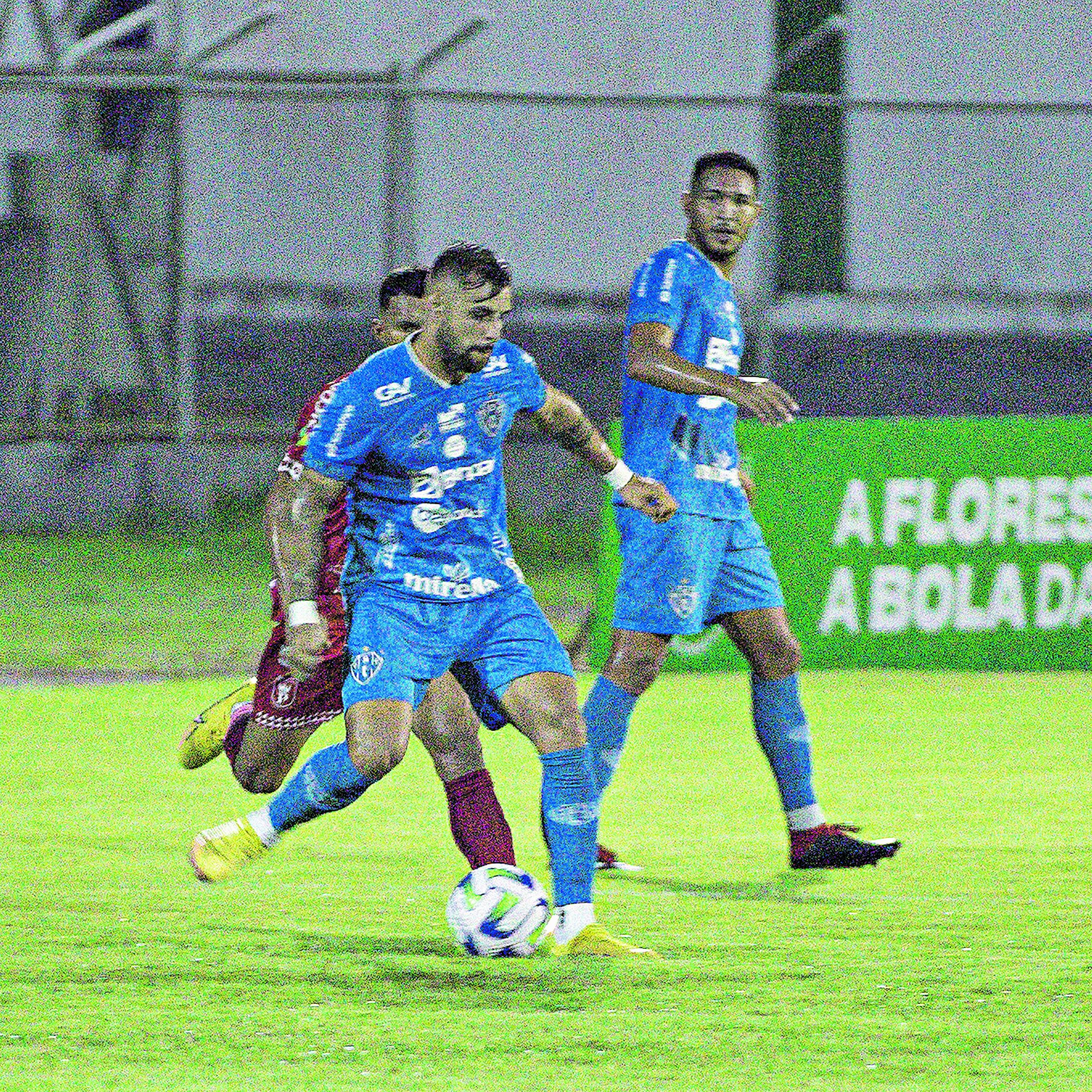 Partida, além de morna, foi marcada por apagões no estádio. FOTO: JORGE LUIS TOTTI-PSC