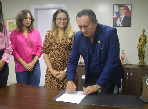 Após a assinatura da portaria, o Delegado-geral da Polícia Civil, Walter Resende falou sobre a satisfação com a concessão do benefício. Foto: PCPA