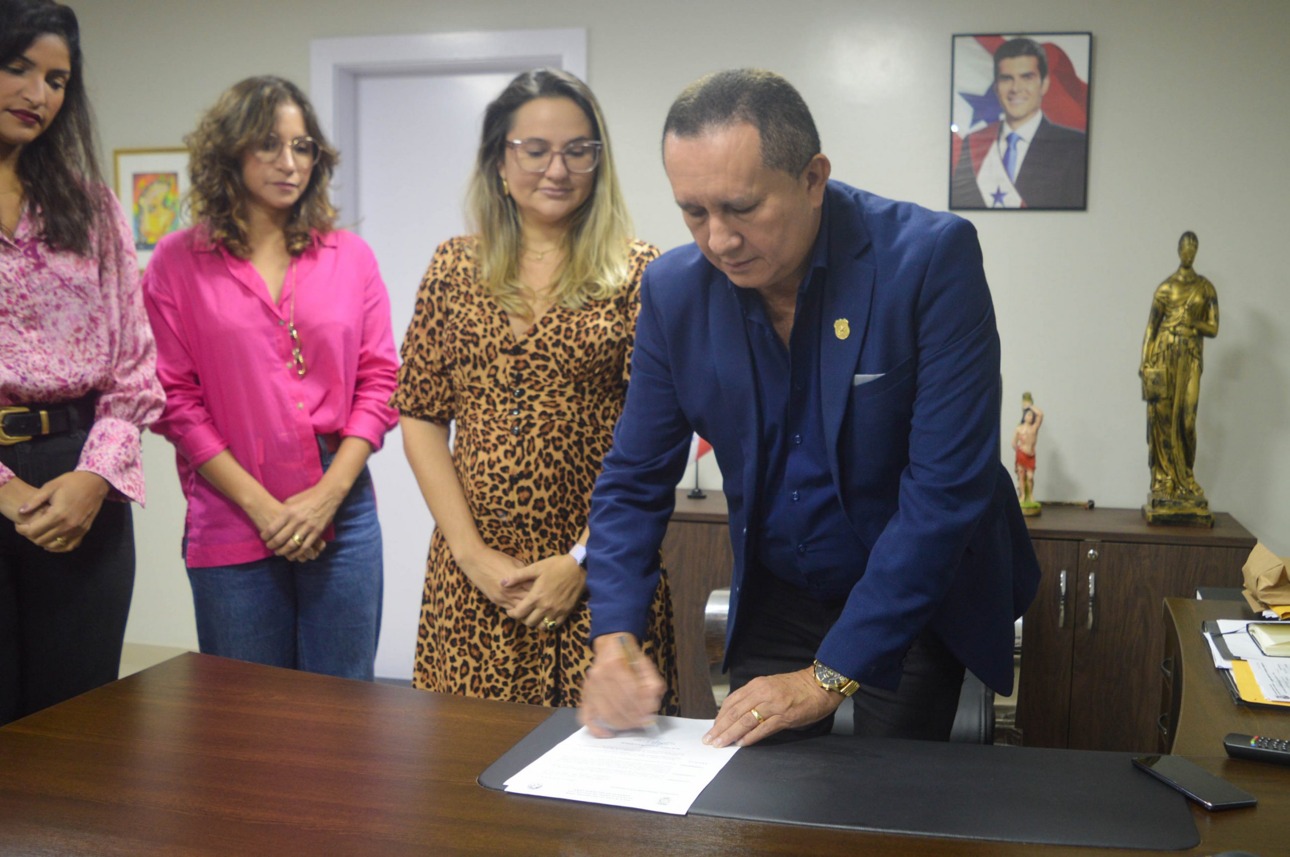 Após a assinatura da portaria, o Delegado-geral da Polícia Civil, Walter Resende falou sobre a satisfação com a concessão do benefício. Foto: PCPA