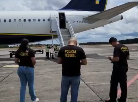 A Polícia Federal prendeu um acusado de estupro ainda dentro da aeronave no Aeroporto Internacional de Belém. Foto: Reprodução