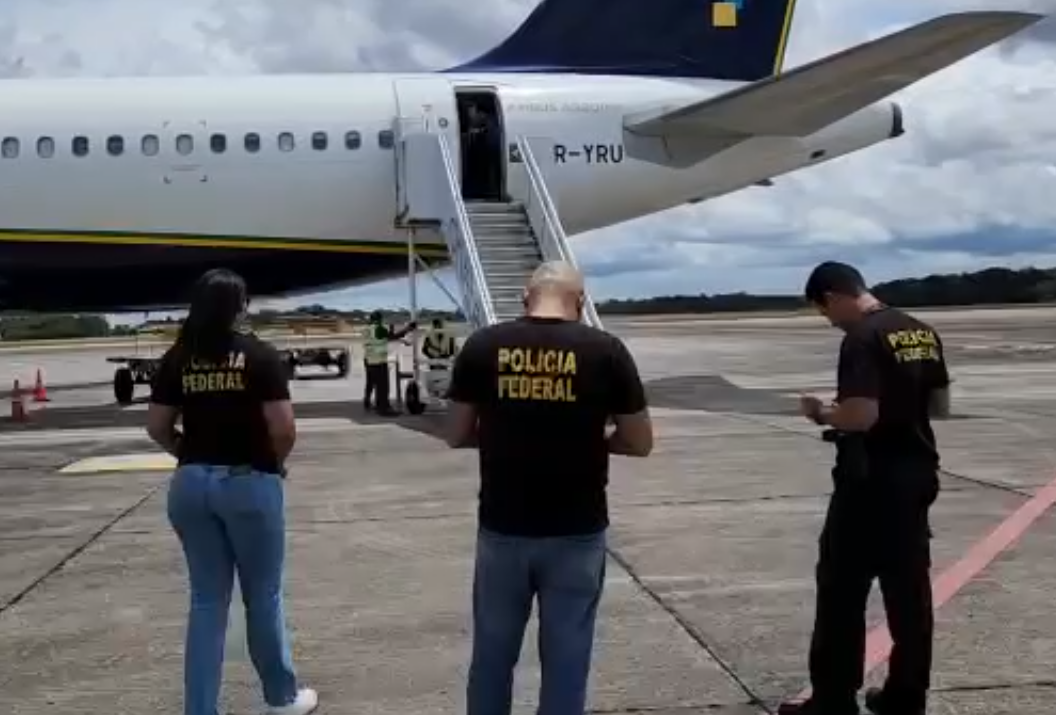 A Polícia Federal prendeu um acusado de estupro ainda dentro da aeronave no Aeroporto Internacional de Belém. Foto: Reprodução