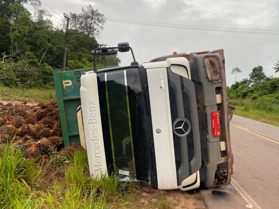 Um dos caminhões pertencentes aos criminosos – uma carreta bitrem com três contêineres carregados de frutos roubados - tombou na rodovia interditando uma das faixas. Foto: Divulgação