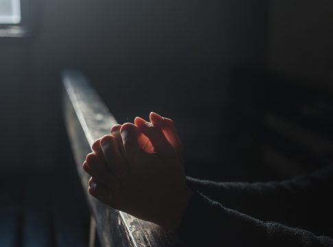 Uma pesquisa realizada pelo Instituto Ipsos aponta que aproximadamente nove em cada dez brasileiros (89%) dizem acreditar em Deus ou em um poder superior. Foto: Pixabay