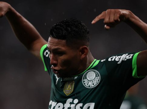 Rony aceita proposta do Atlético-MG e Palmeiras lida com a iminente saída do atacante. Descubra mais sobre a negociação.
