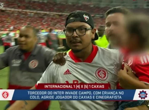 Ao final da partida, o homem entrou no gramado com sua filha de 3 anos no colo e chutou por trás o jogador Dudu Mandai. Foto: Divulgação