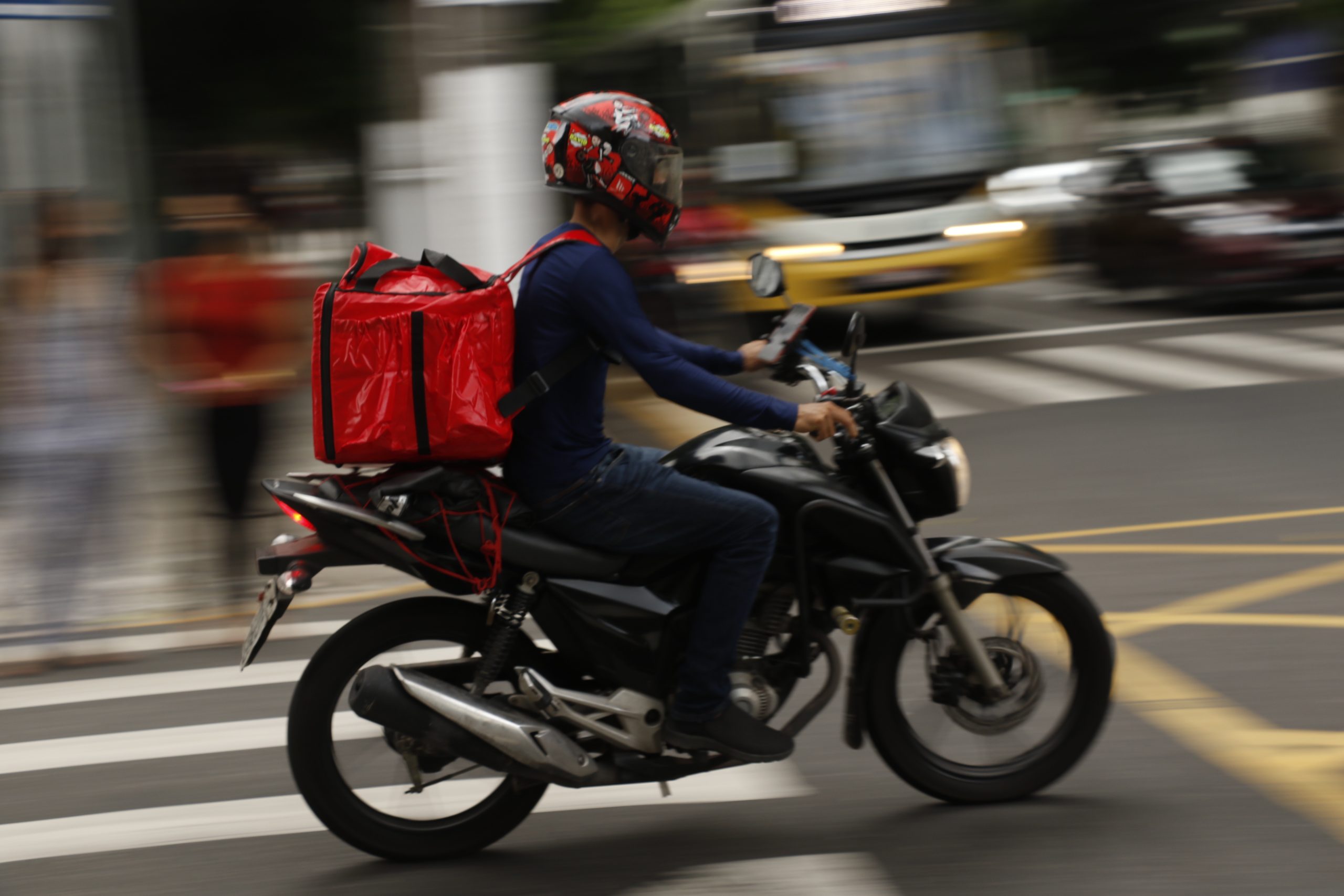 Agosto é um mês infinito, mas seu salário não. Siga o desafio com a Serasa e economize sem pedir delivery.