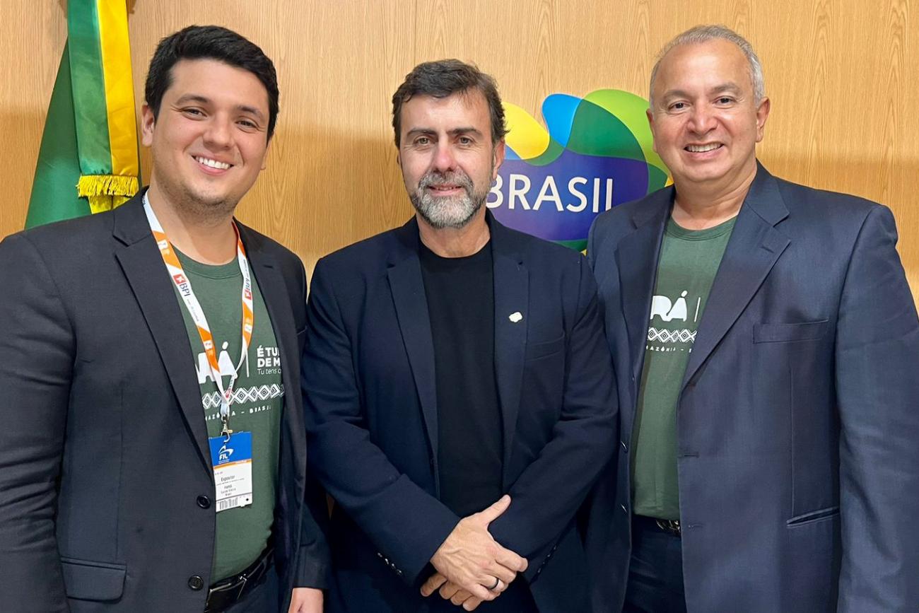 Secretário de Estado do Turismo do Pará, Eduardo Costa, e o secretário-adjunto, Lucas Vieira, estiveram reunidos com o presidente da Agência Brasileira de Promoção Internacional do Turismo (Embratur), Marcelo Freixo. Foto: Divulgação