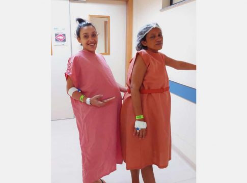 que no intervalo de menos de 6h, mãe e filha deram à luz no Hospital Regional Dr. Abelardo Santos (HRAS), no distrito de Icoaraci, neste domingo (5).