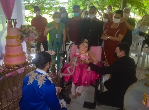 A festa contou com valsa, bolo, decoração e muitas homenagens à adolescente, que mora no HRBA desde os seis meses de vida. Foto: Divulgação