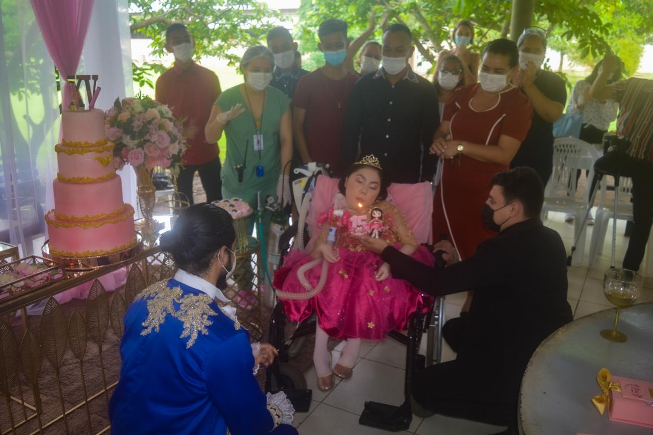 A festa contou com valsa, bolo, decoração e muitas homenagens à adolescente, que mora no HRBA desde os seis meses de vida. Foto: Divulgação