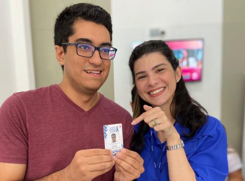 A coordenadora Nayara Barbalho ao lado de um beneficiado com a carteira de identificação. Foto: Agência Pará