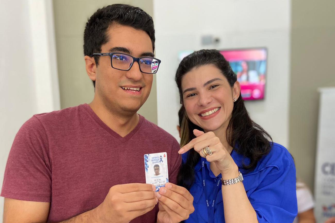 A coordenadora Nayara Barbalho ao lado de um beneficiado com a carteira de identificação. Foto: Agência Pará