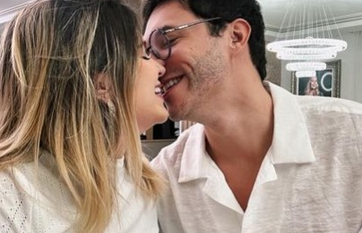 Casal de ex-BBBs postou registro da assinatura dos papéis, feita em casa. FOTO: REPRODUÇÃO/INSTAGRAM