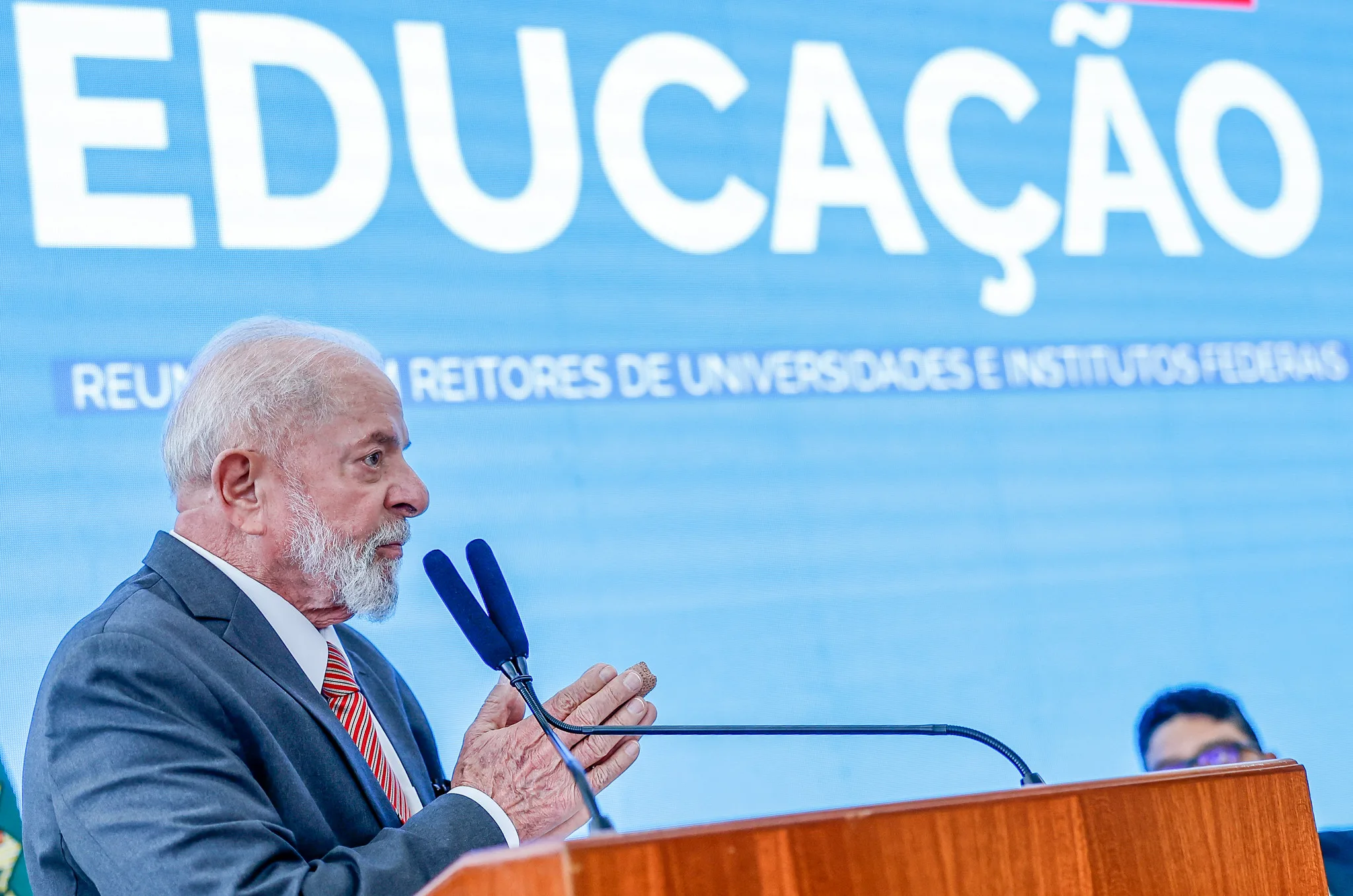 Lula disse que os dirigentes sindicais precisam "ter coragem" para encerrar as greves, contrariando os seus discursos anteriores.  Foto: Ricardo Stuckert / PR

