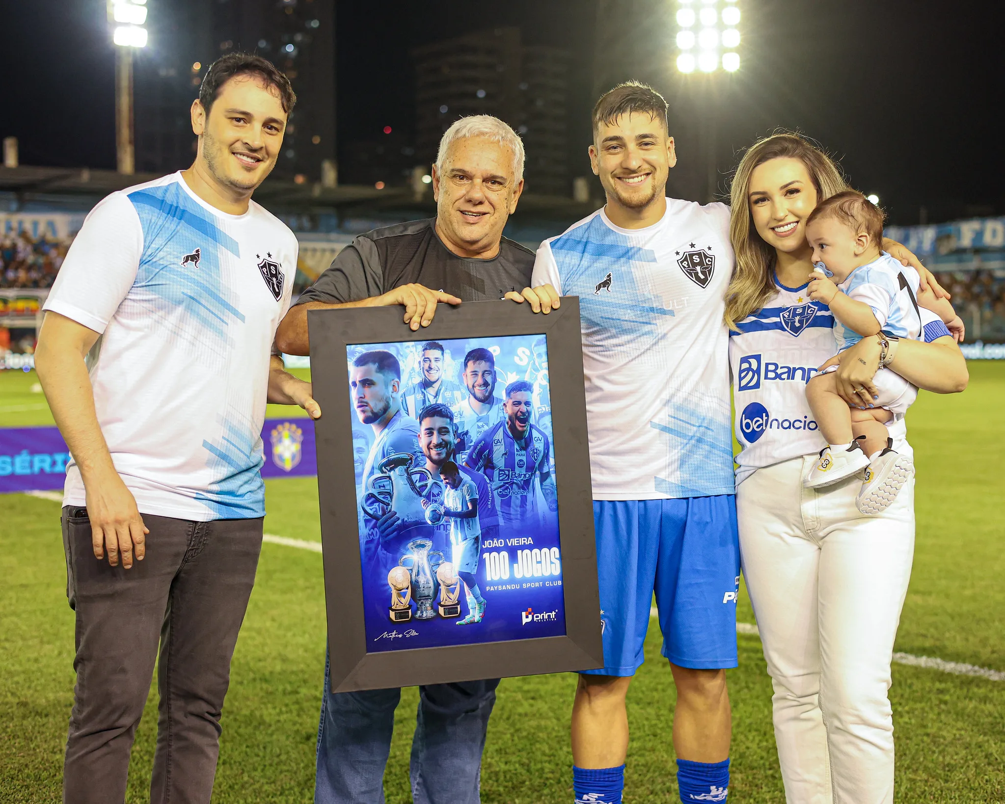 João Vieira completou 100 jogos pelo Paysandu e ganhou homenagem. Foto: Jorge Luís Totti/Paysandu

