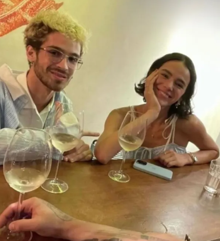 A confirmação do romance entre os atores João Guilherme e Bruna Marquezine, que foram vistos aos beijos pela primeira vez em público nesta sexta (14), fez internautas relembrarem antigos affairs do filho do cantor Leonardo.