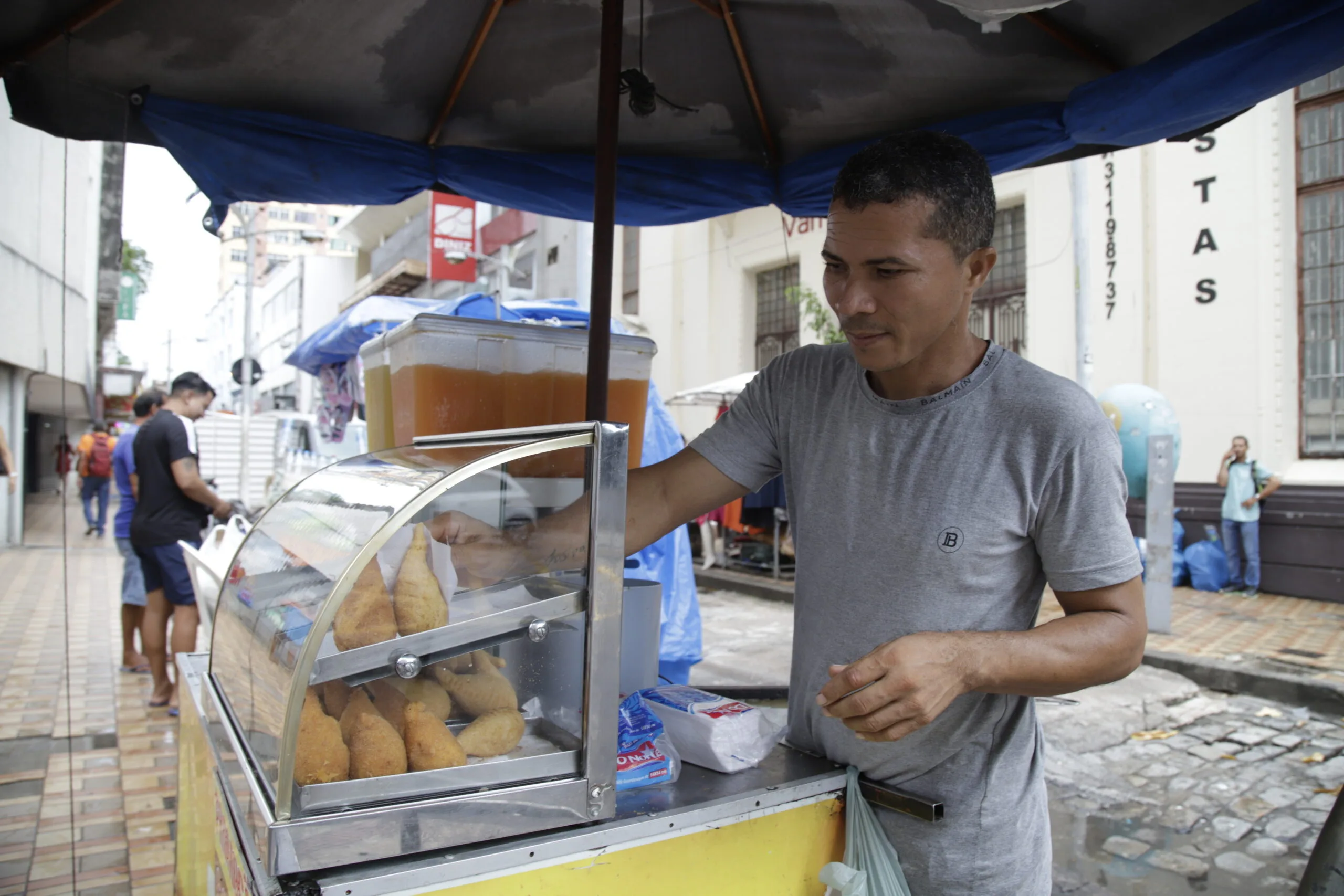 O vendedor ambulante de lanches Josivan Araújo tem seu carrinho estacionado na rua Santo Antônio FOTO: Wagner Almeida