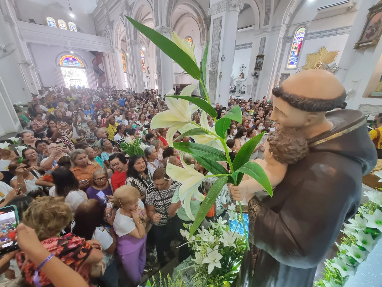 Centenas de devotos louvam o santo casamenteiro. Foto: Mauro Ângelo