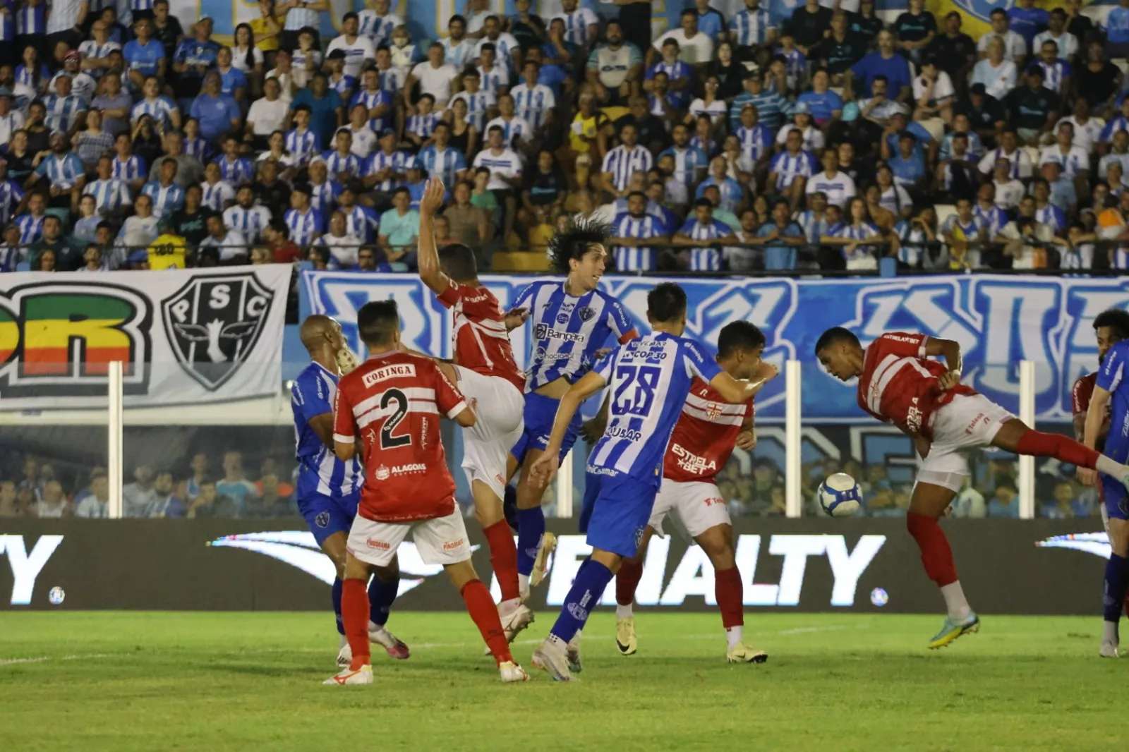 Os torcedores do Paysandu deixaram a Curuzu, ontem à noite, claro, insatisfeitos com mais um empate de sua equipe na Série B do Brasileiro. Foto: Wagner Almeida/Diário do Pará