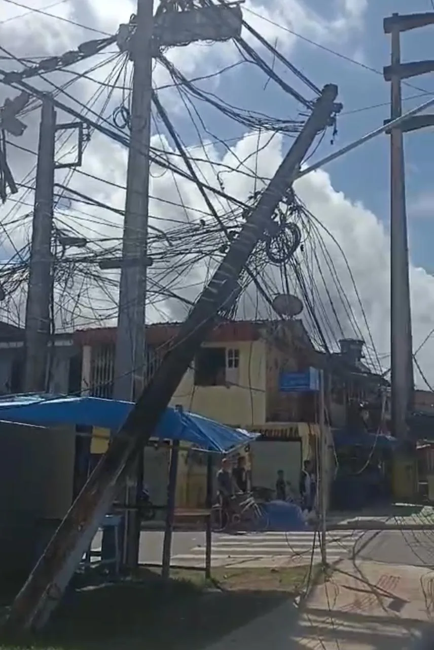 Vídeo: Caminhão derruba postes e moradores do Guamá ficam sem energia