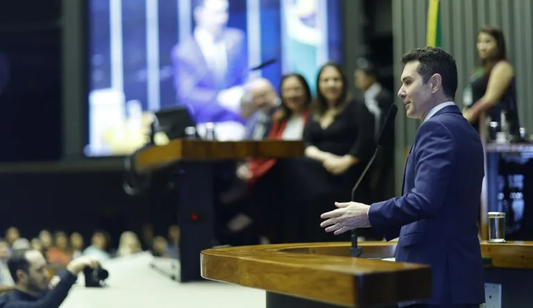 Em sessão no Plenário da Câmara dos Deputados, ministro das Cidades foi agraciado com a Comenda UNAMA
