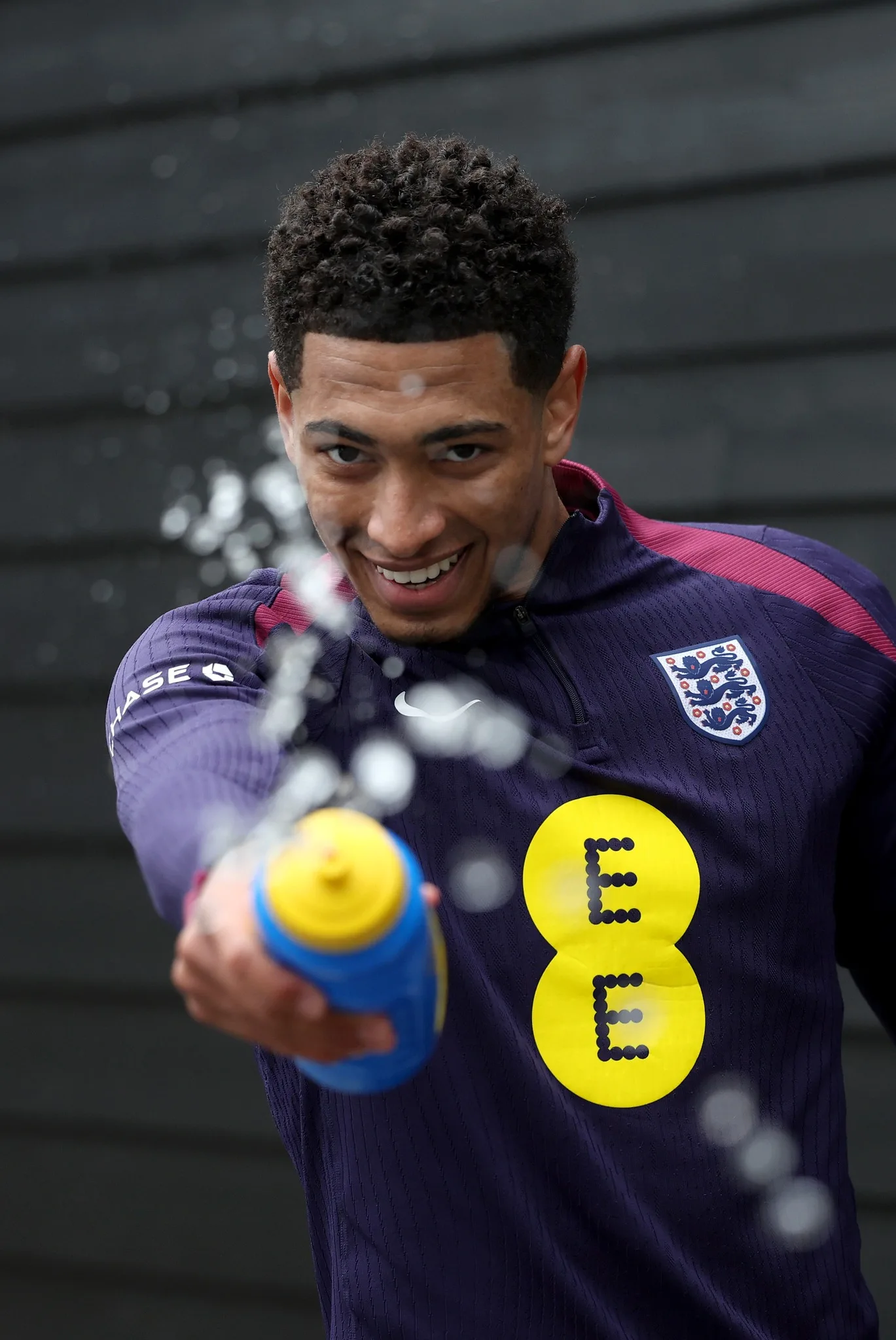 Companheiro de Vini Jr no Real Madrid, Bellingham é quem está mais próximo do brasileiro na briga pelo prêmio. Foto: Eddie Keogh - The FA/The FA via Getty Images