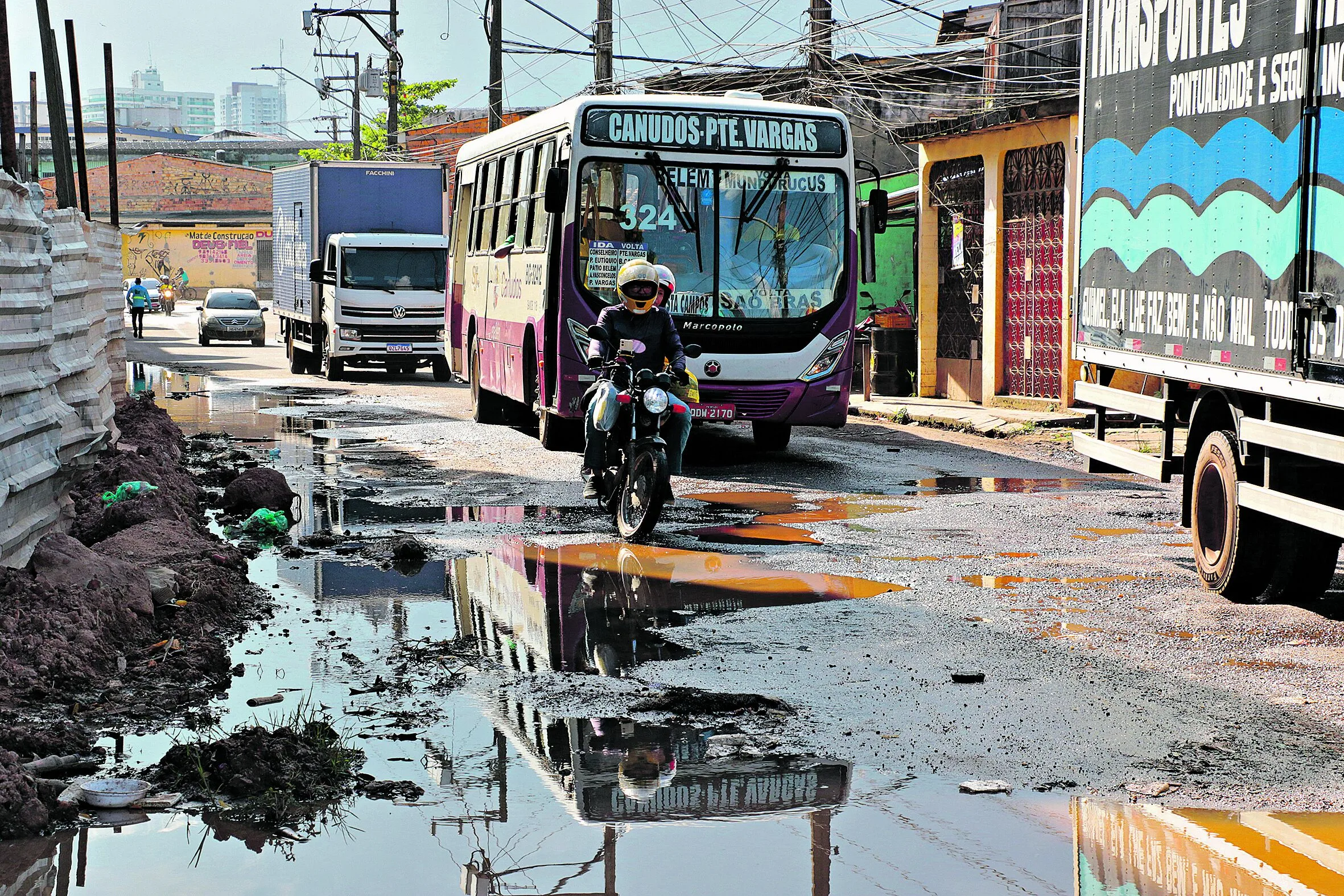 Belém, Pará, Brasil. Cidade. BURACOS RUAS BELÉM - ID 897213 - Rua da Olaria, próximo a Av. Tucunduba – Terra Firme - 28/06/2024. Foto: Ricardo Amanajás / Diario do Pará.