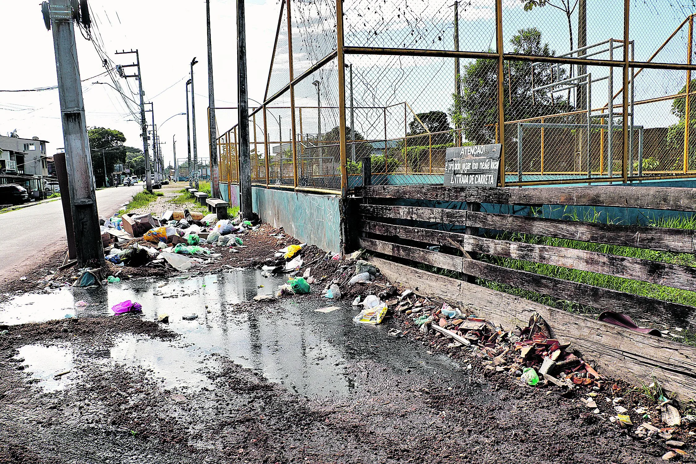 Espaço deixou de ser usado pela população por estar com estrutura caindo aos pedaços e cheio de lixo para todo lado. Moradores lamentam e pedem por melhorias, já que até a segurança piorou no entorno do local Foto celso Rodrigues/ Diário do Pará.