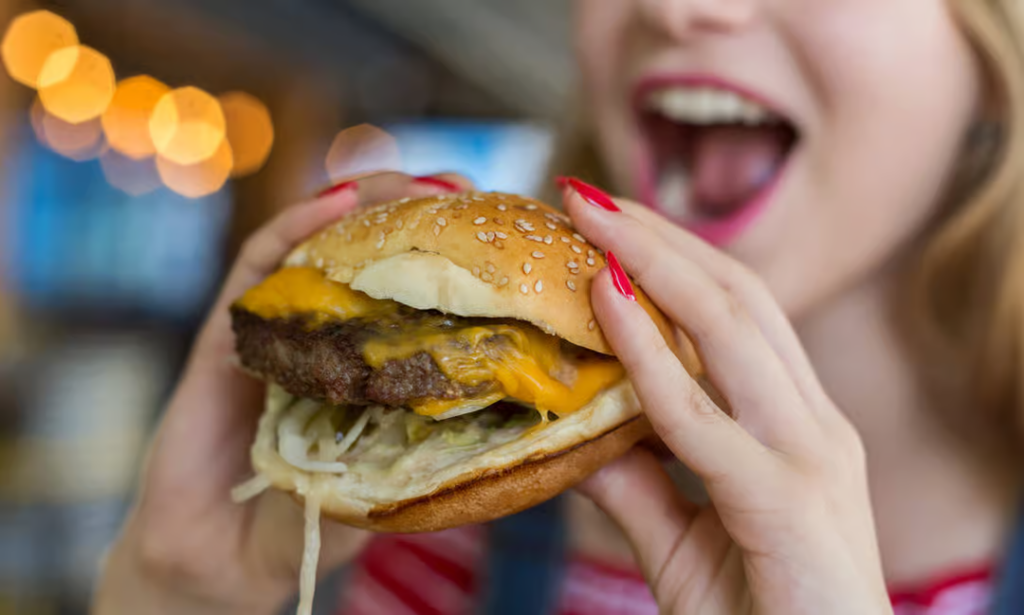 Estudo alerta: alimentos gordurosos podem estar deixando você mais ansioso – Foto: iStock/bymuratdeniz
