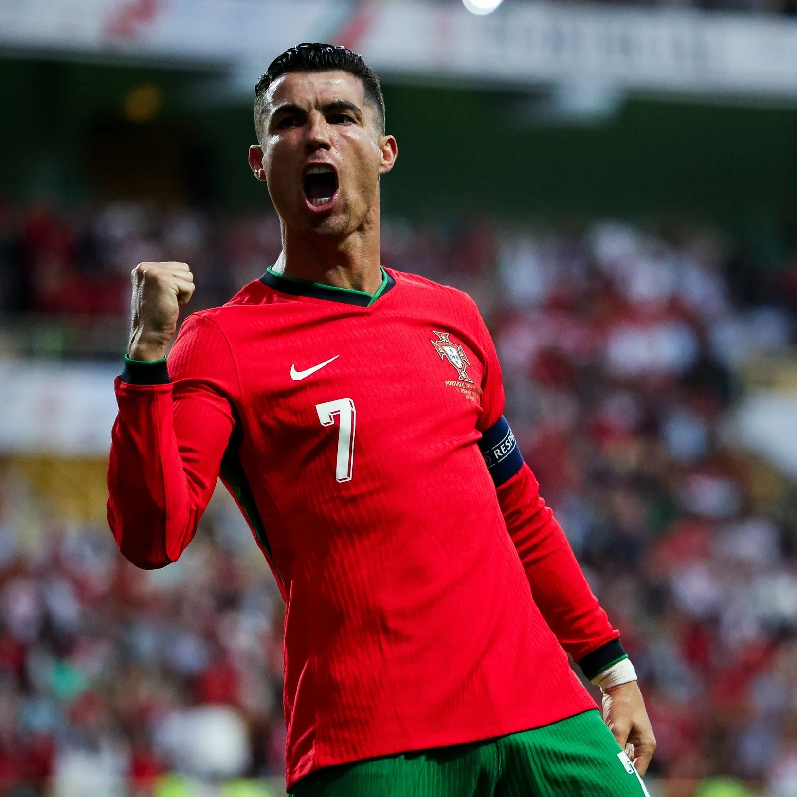 Em uma publicação nas redes sociais, uma empresa parceira do jogador revelou que Cristiano Ronaldo joga com um dispositivo que o monitora durante as partidas.
