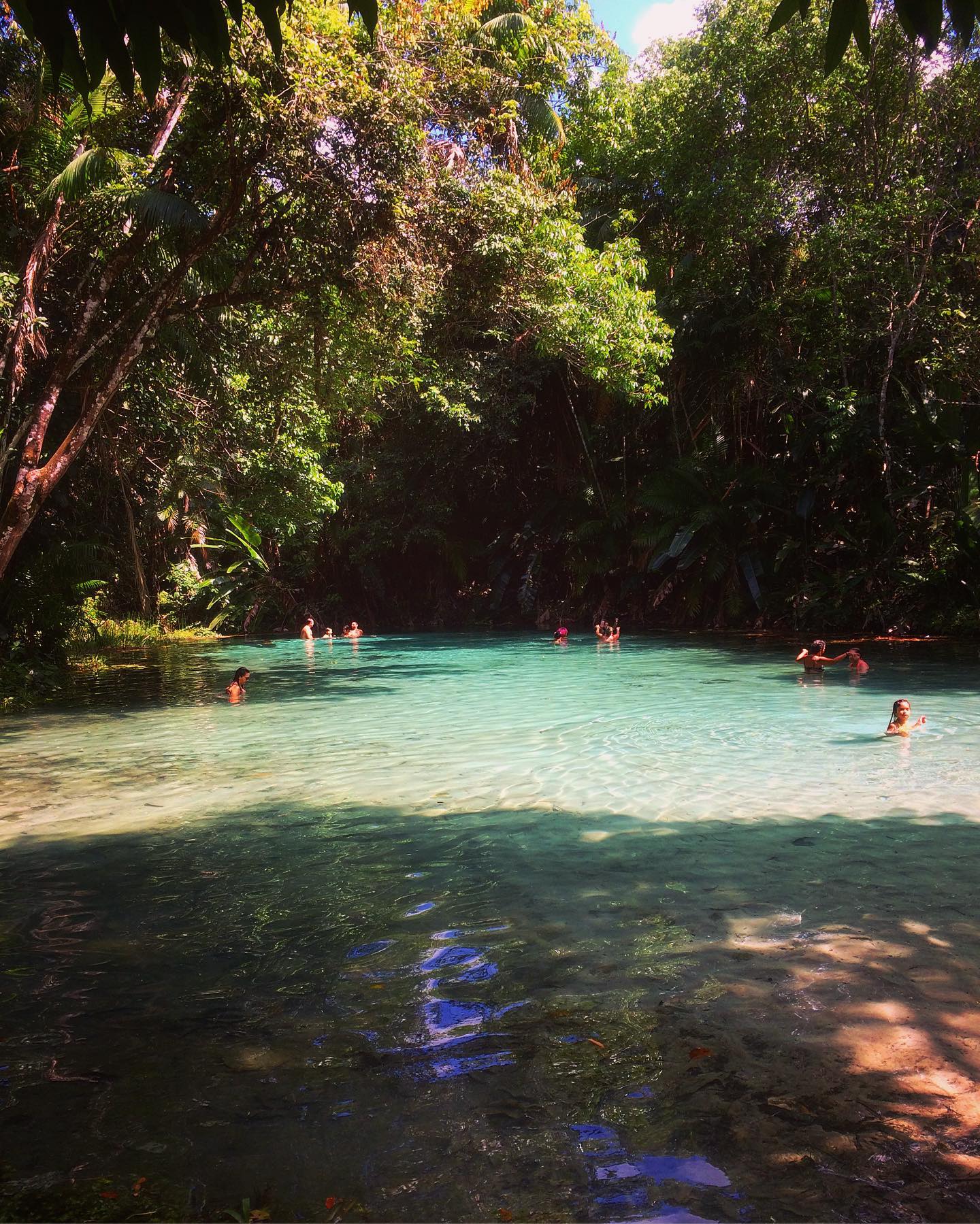 Que tal um banho nas águas cristalinas do Lago Azul, balneário que encanta turistas de todos os cantos que chegam ao município de Igarapé-Açu,