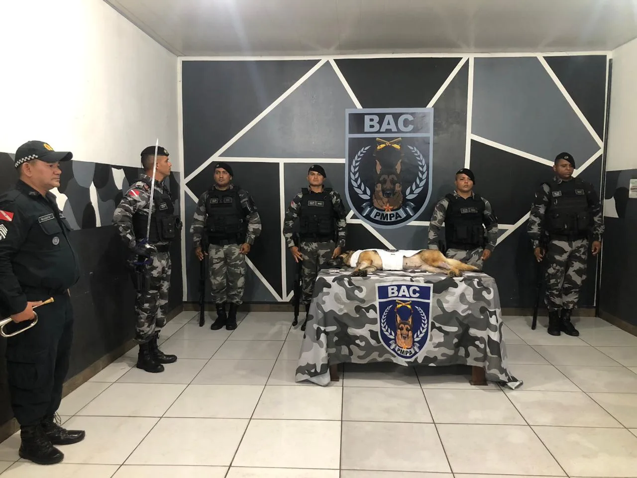 Na tarde desta quarta-feira (26), a Polícia Militar prestou uma homenagem fúnebre à cadela policial Lola, que fez parte do efetivo da Corporação por oito anos.