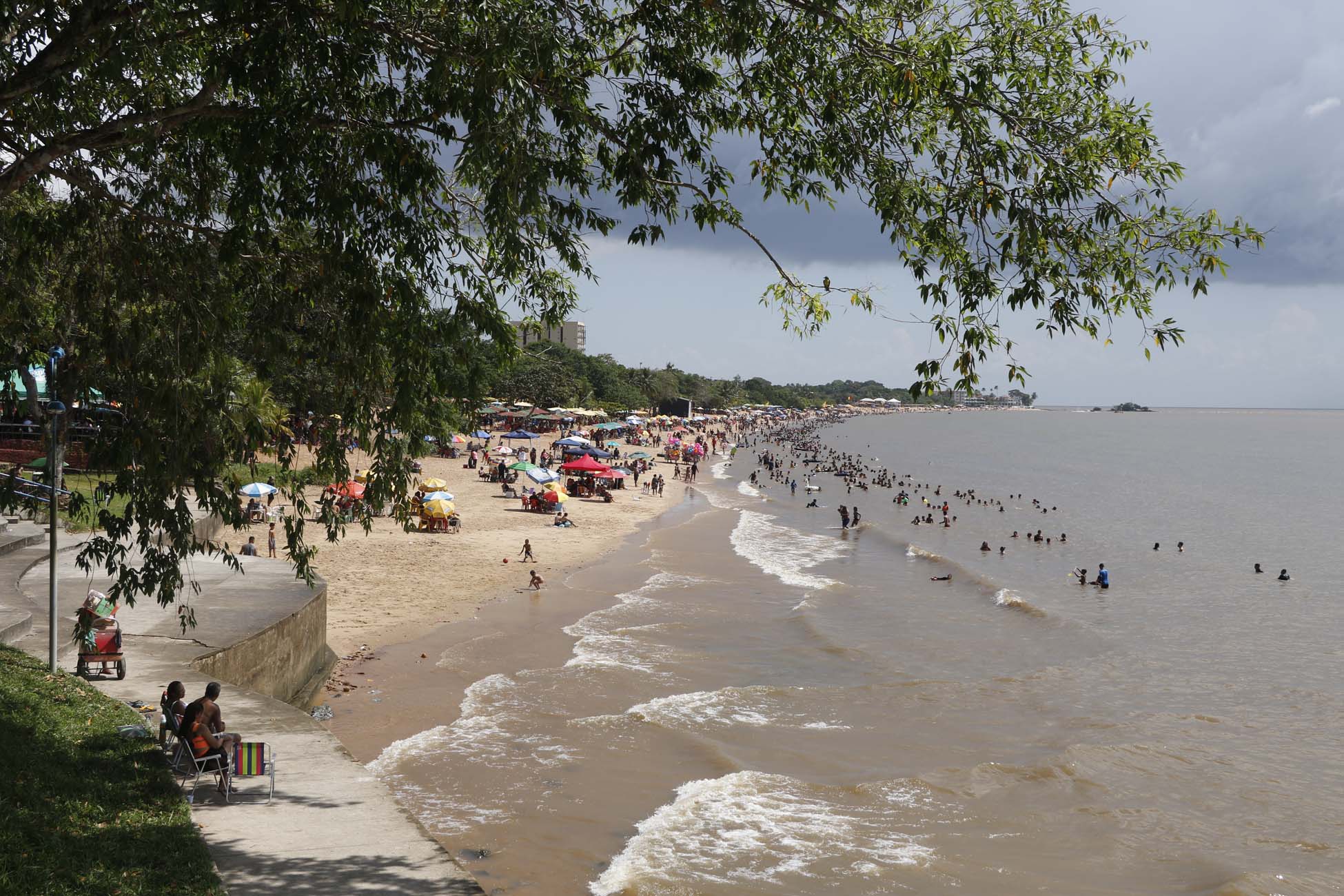 É na Ilha de Mosqueiro, distrito da capital paraense, uma ótima opção para o lazer em família e levar o seu parente e turistas que vieram passear no Círio de Nazaré. Foto-Wagner Santana/Diário do Pará.